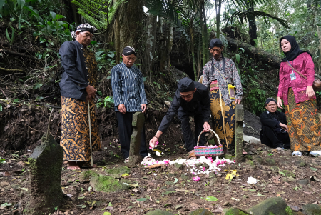 MENABUR BUNGA UNTUK LELUHUR