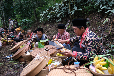SANTAP MAKANAN DARI TENONG