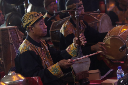 MEMAINKAN INSTRUMEN REBAB
