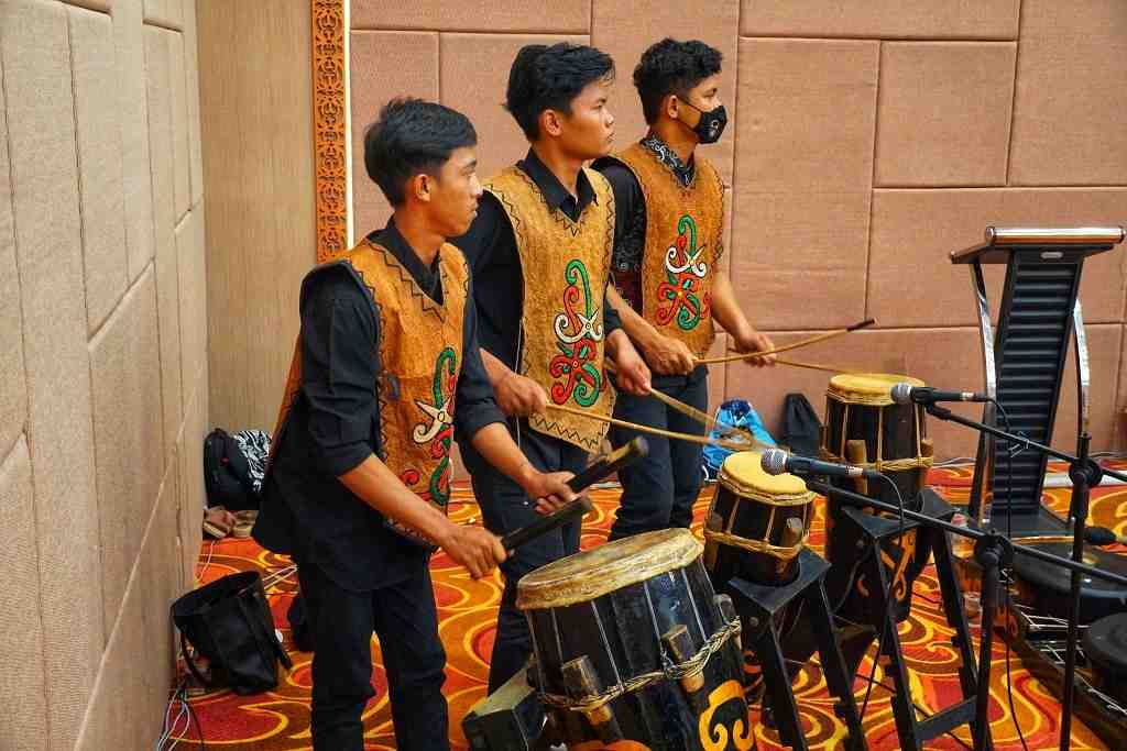 MEMAINKAN ALAT MUSIK GENDANG DAYAK