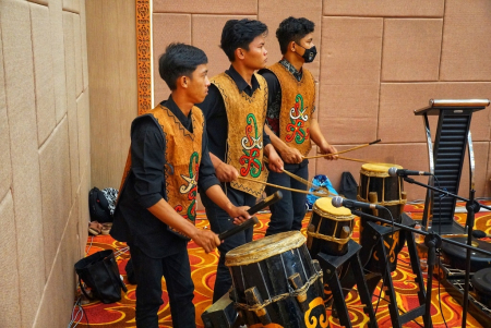 MEMAINKAN ALAT MUSIK GENDANG DAYAK