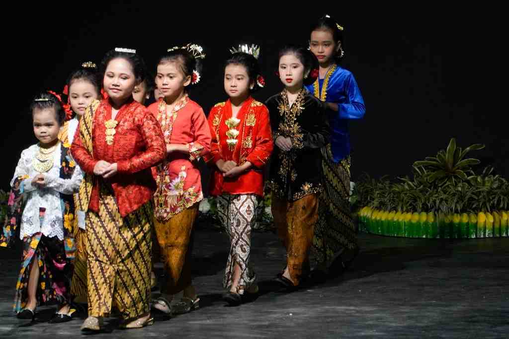 PARADE BUSANA KEBAYA KARTINI