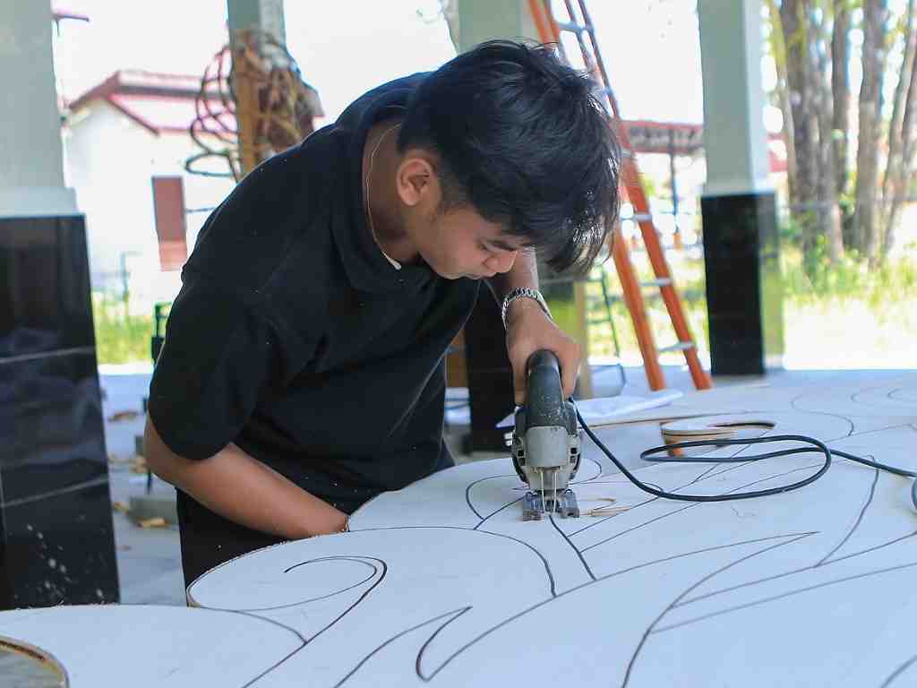 MEMBUAT ORNAMEN PERAHU HIAS
