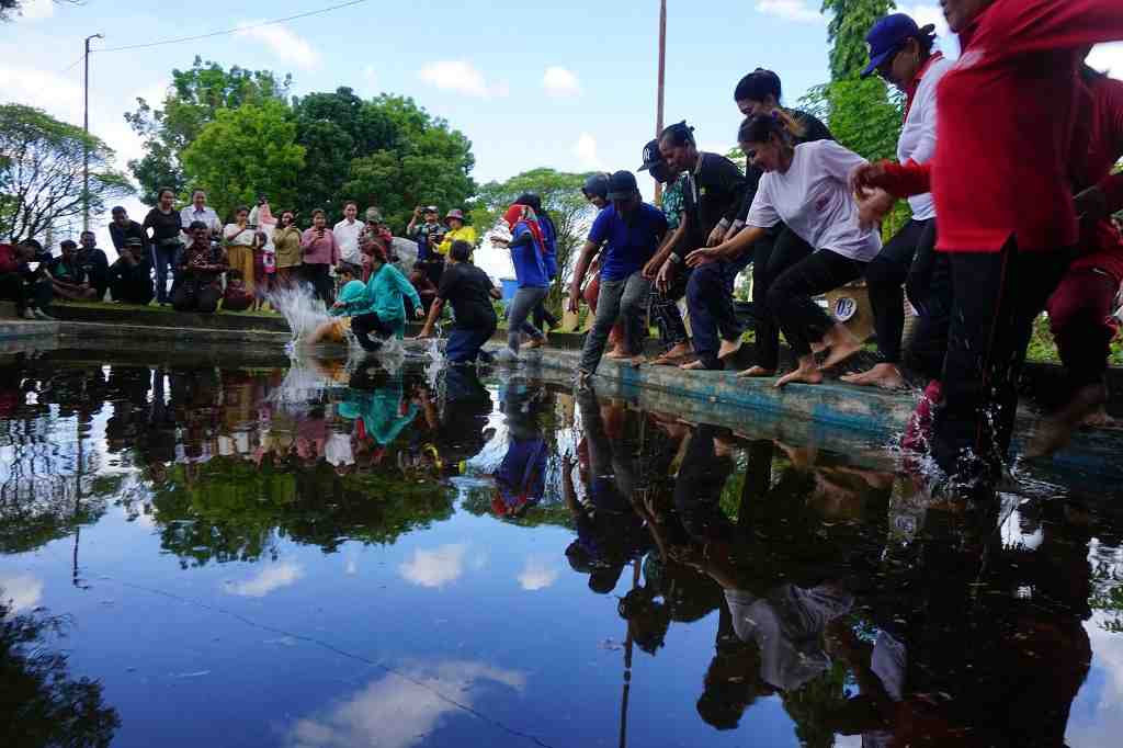 MASUK KOLAM IKAN
