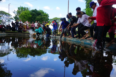 MASUK KOLAM IKAN