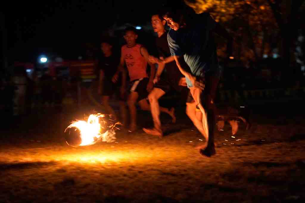 MENGEJAR BOLA API