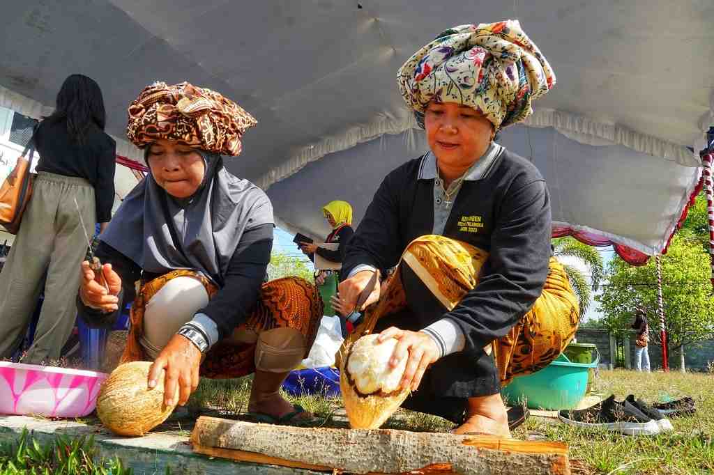 MENGUPAS KELAPA