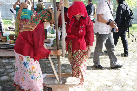 MENUMBUK BERAS KETAN