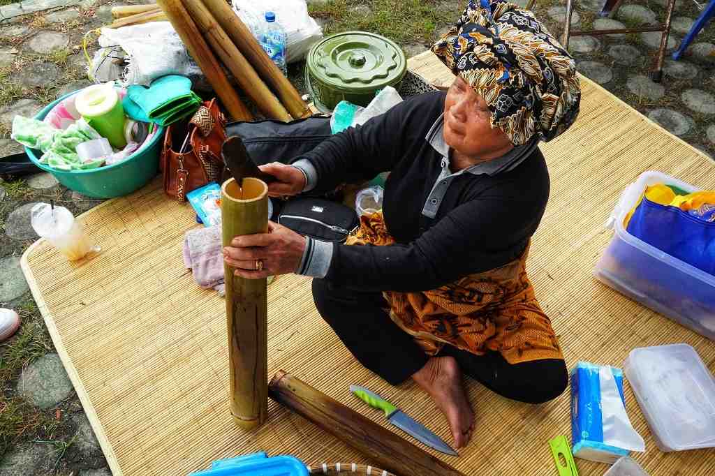 MEMBELAH BAMBU ISI LAMANG