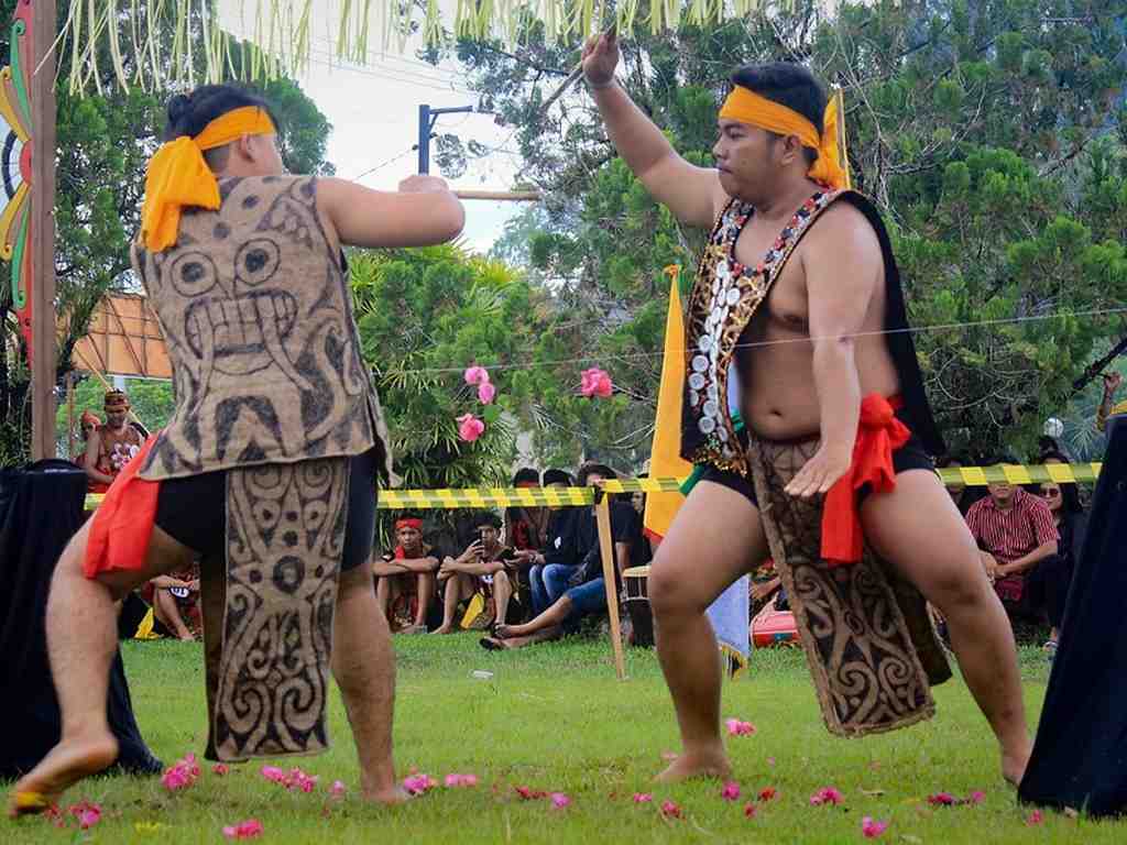 ATRAKSI LAWANG SAKEPENG DENGAN TANTUWU