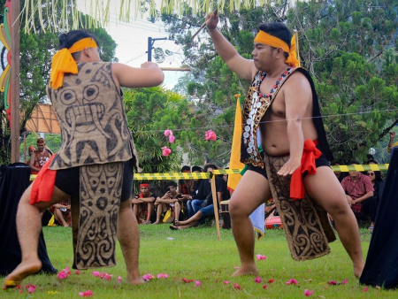 ATRAKSI LAWANG SAKEPENG DENGAN TANTUWU
