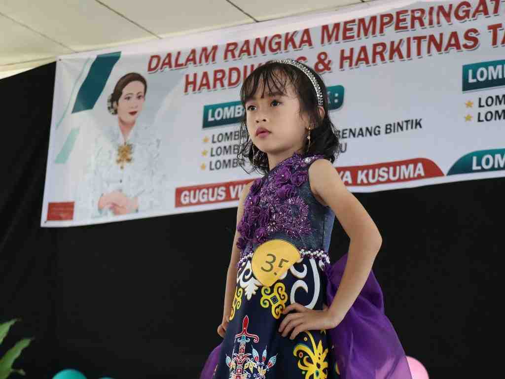 PERAGAAN BUSANA MOTIF BENANG BINTIK