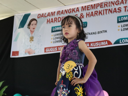 PERAGAAN BUSANA MOTIF BENANG BINTIK