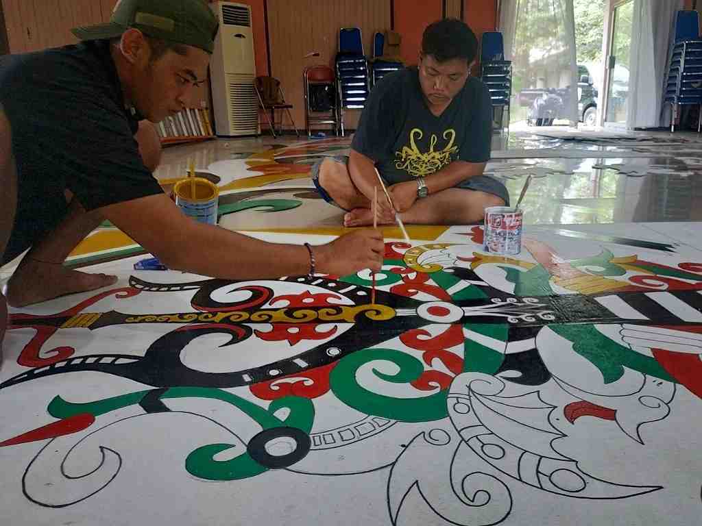 MENGECAT ORNAMEN PERAHU HIAS