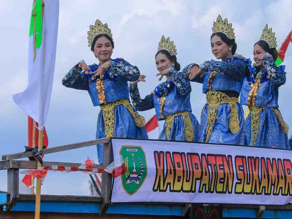 TARI KREASI MODERN di PERAHU HIAS