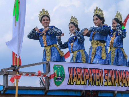 TARI KREASI MODERN di PERAHU HIAS