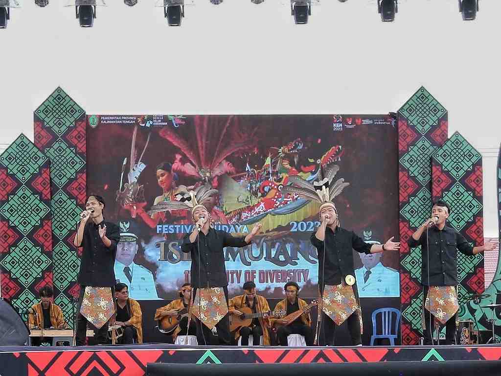MENYANYI LAGU DAERAH