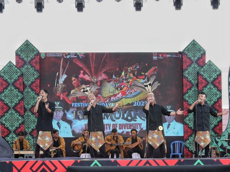 MENYANYI LAGU DAERAH