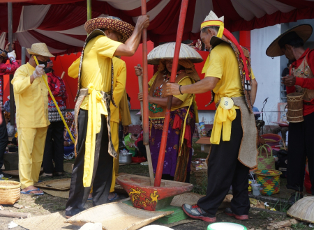 MENUMBUK BERAS KETAN