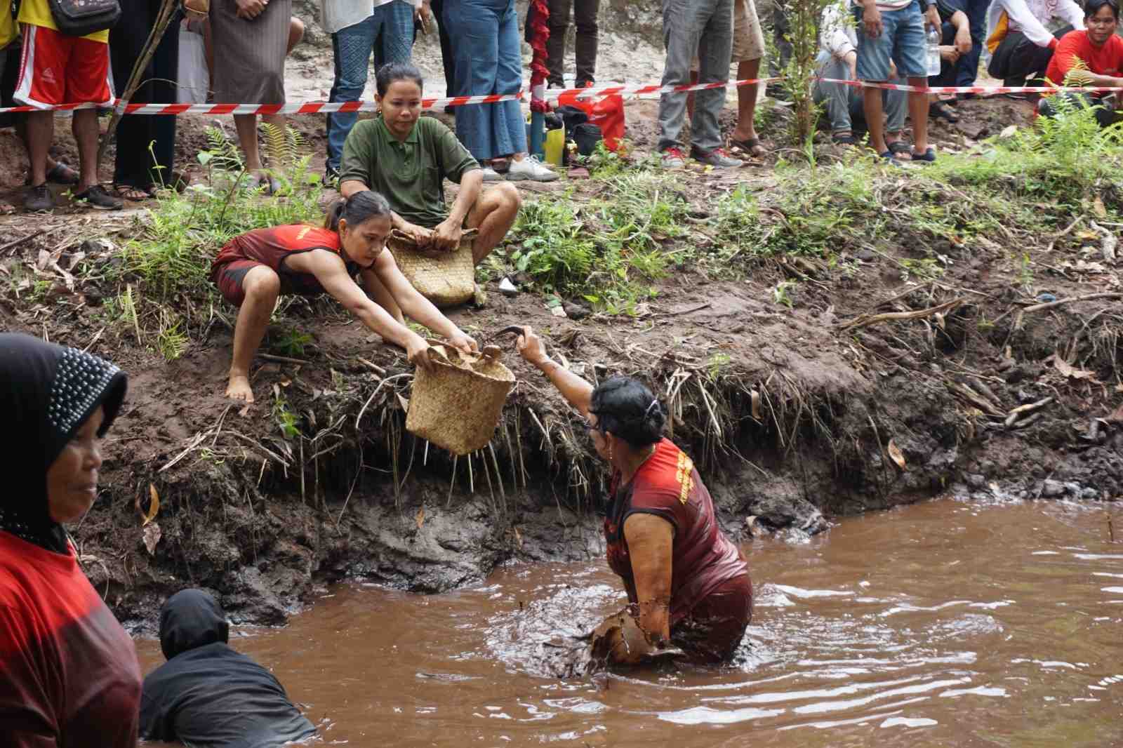 MEMASUKKAN IKAN KE BAKUL