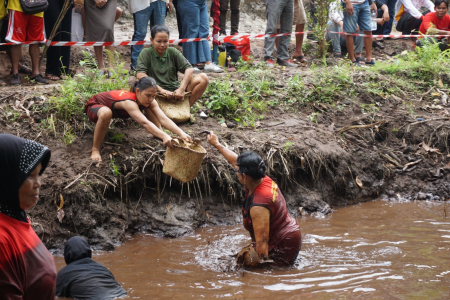 MEMASUKKAN IKAN KE BAKUL