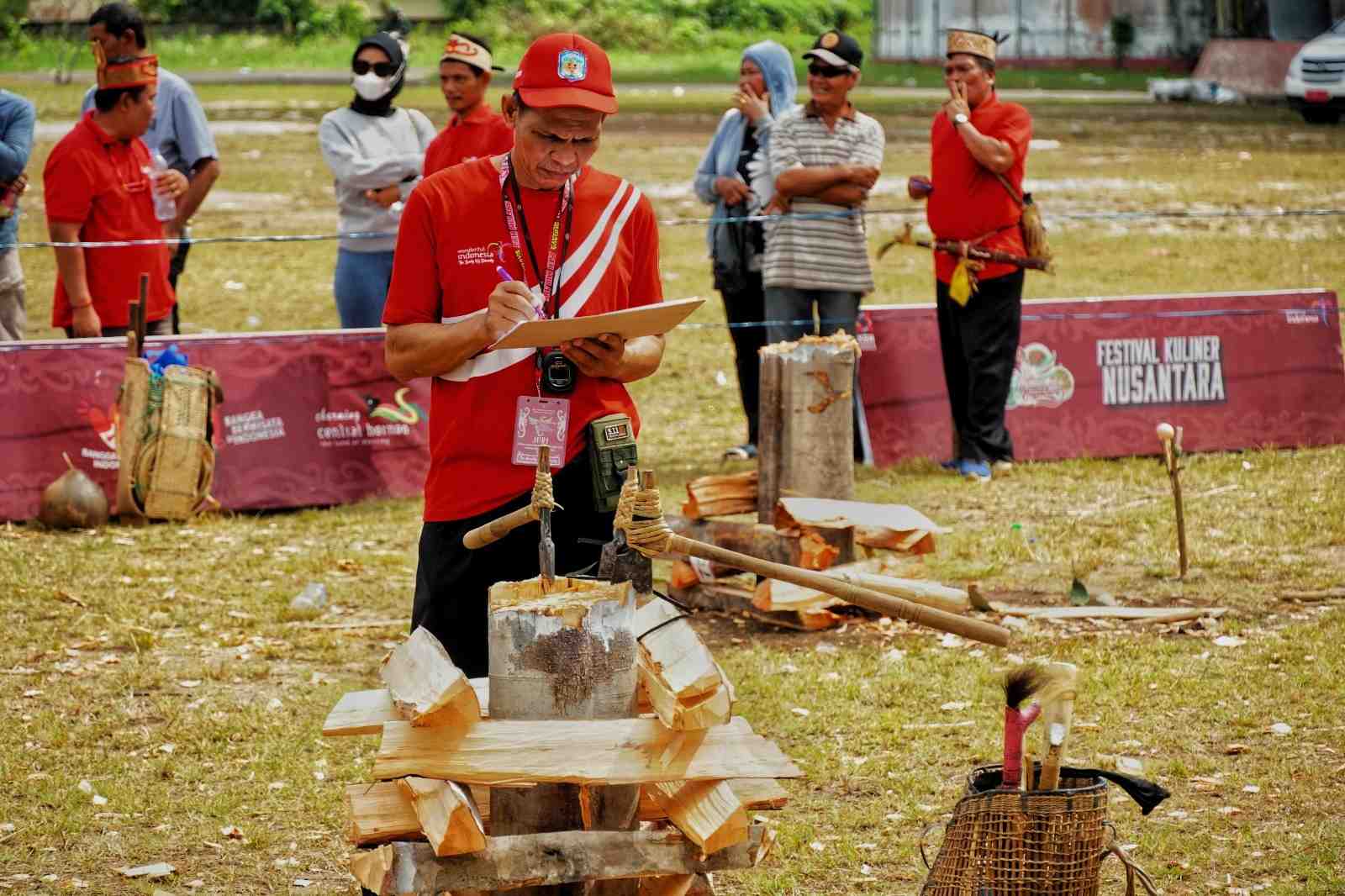 MENILAI LOMBA MANEWENG MANETEK dan MANYILA KAYU