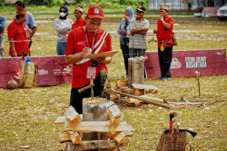 MENILAI LOMBA MANEWENG MANETEK dan MANYILA KAYU