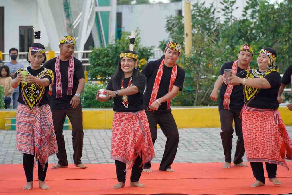 TARIAN NYAMBUT ARI GAWAI