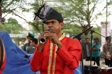 MEMAINKAN ALAT MUSIK PUIK-PUIK