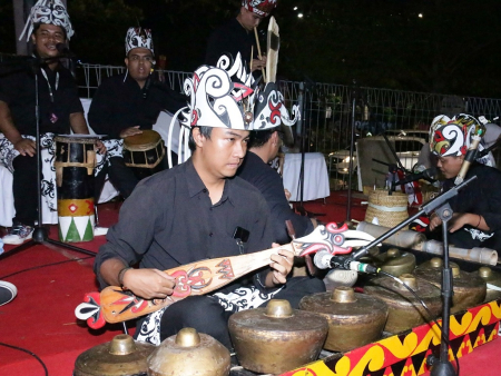 MAINKAN KECAPI DAYAK