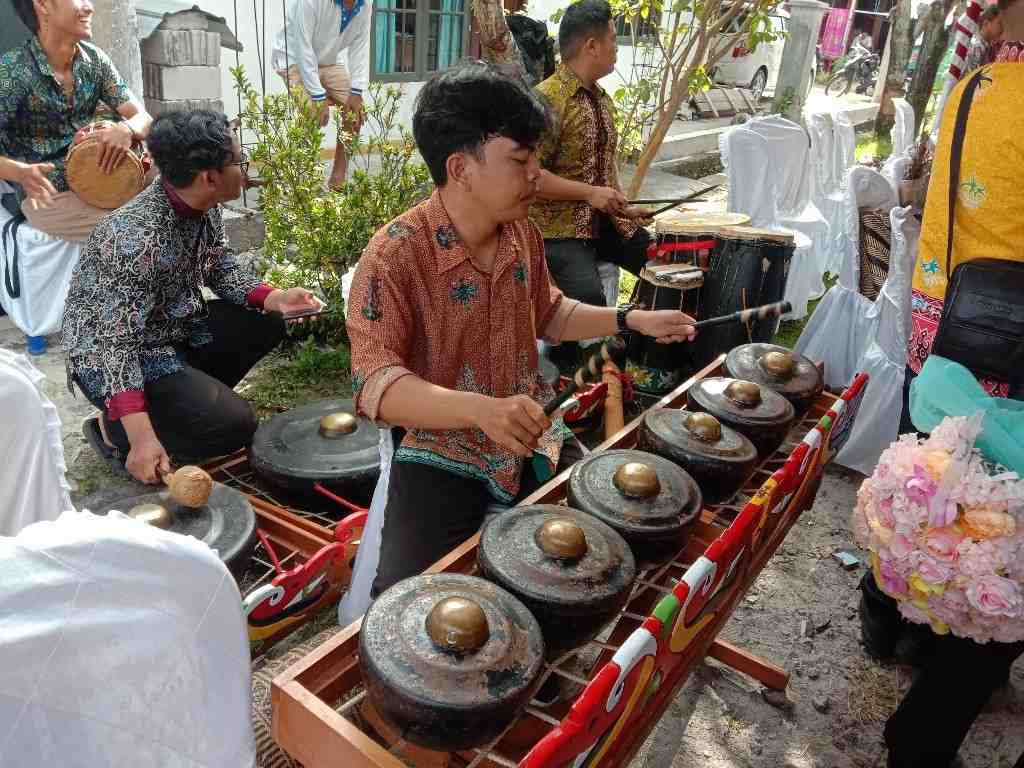 MEMAINKAN ALAT MUSIK TRADISIONAL