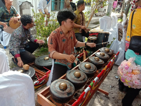 MEMAINKAN ALAT MUSIK TRADISIONAL