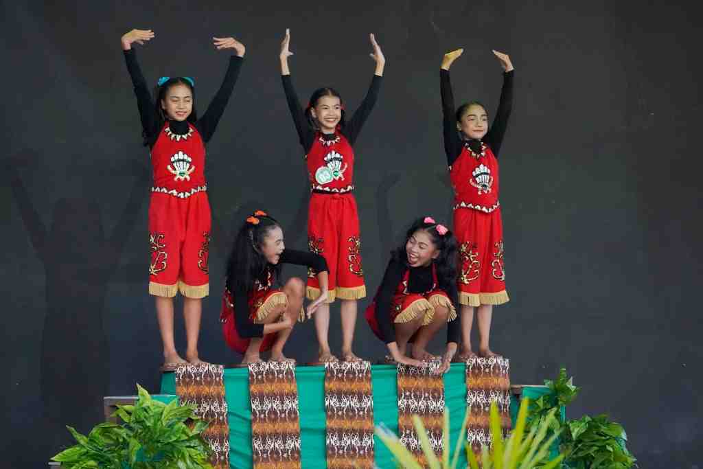 TARIAN HAYU MANDUI KAN SUNGEI