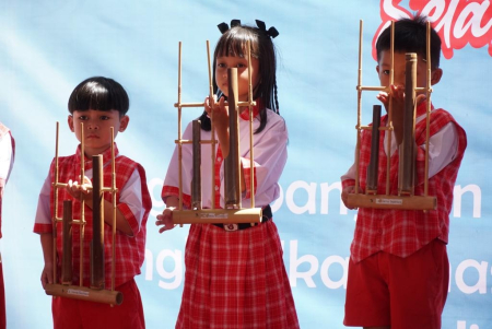 MEMAINKAN ANGKLUNG