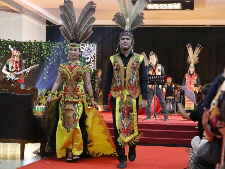 PERAGAAN BUSANA KHAS DAYAK 
