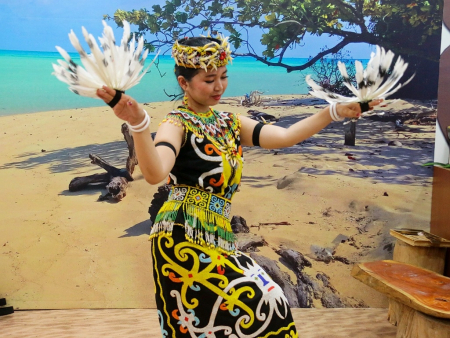 TARI BURUNG ENGGANG