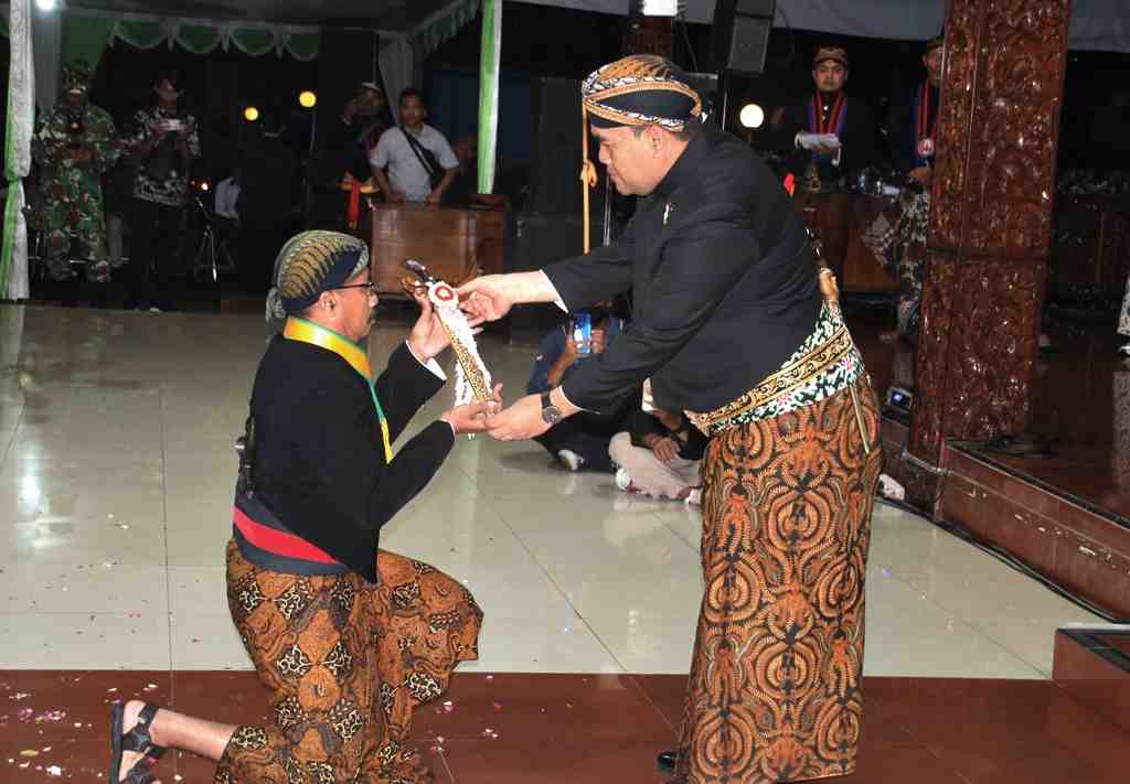 SERAHKAN KERIS  PUSAKA KYAI BISMA