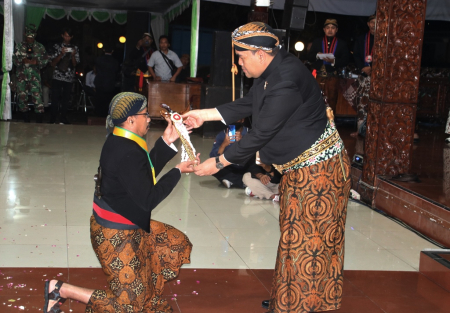 SERAHKAN KERIS  PUSAKA KYAI BISMA