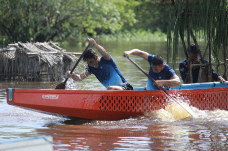 ADU KEKUATAN DI ATAS PERAHU TRADISIONAL