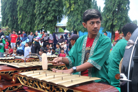 TABUH ALAT MUSIK SARON