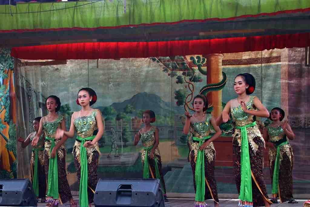 TARI GAMBYONG