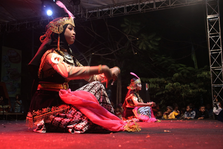TARI GOLEK MANIS