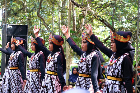 TARI KREASI ANAK INDONESIA
