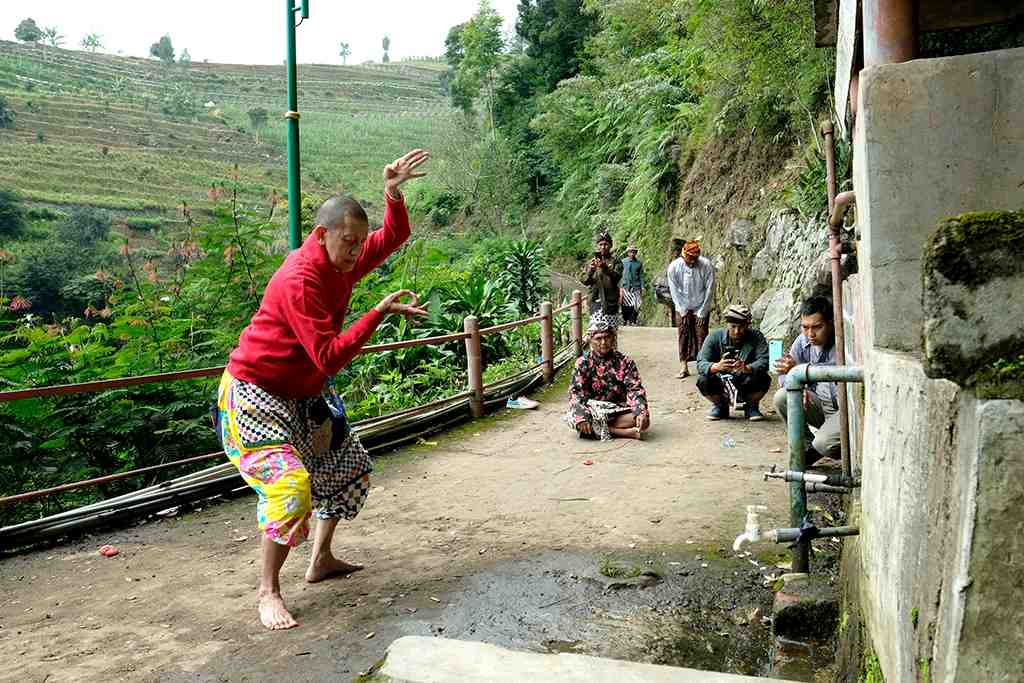 MENARI DI DEPAN SENDANG PONTANG