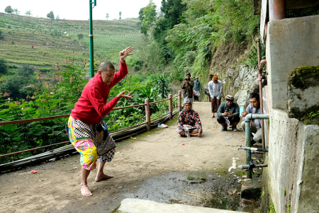 MENARI DI DEPAN SENDANG PONTANG