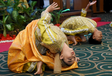 TARI KREASI MOMEATI