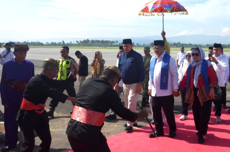 PENYAMBUTAN DENGAN TARI LONGGO