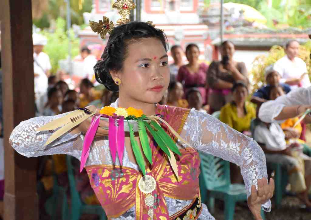 TARI PENDET