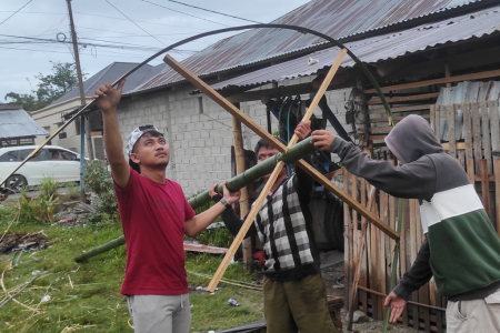 TIANG BAMBU BERHADIAH