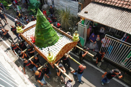 MENGARAK TUMPENG TRADISI NYADRAN